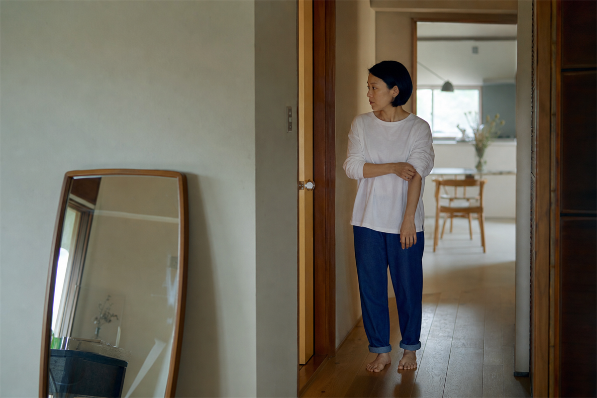廊下の曲がり角と姿見の位置関係を記録する住宅