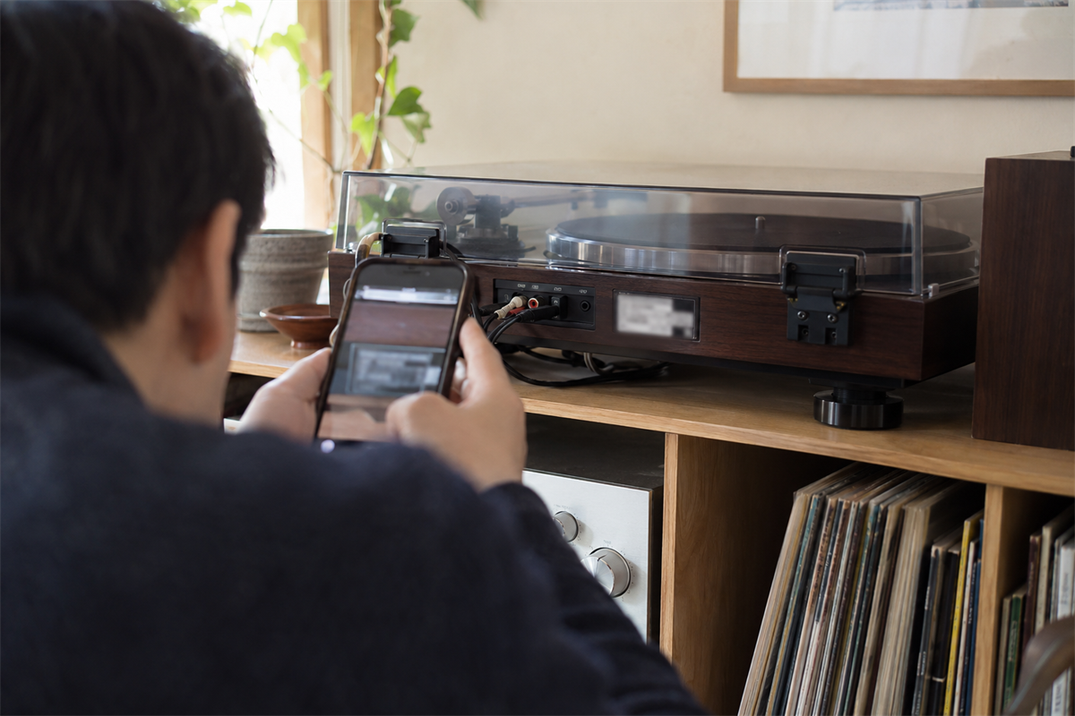 設置したままレコードプレーヤーの型番表示を撮影する場面