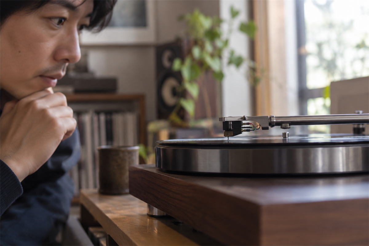 レコードプレーヤーの針とカートリッジを触らず確認する場面