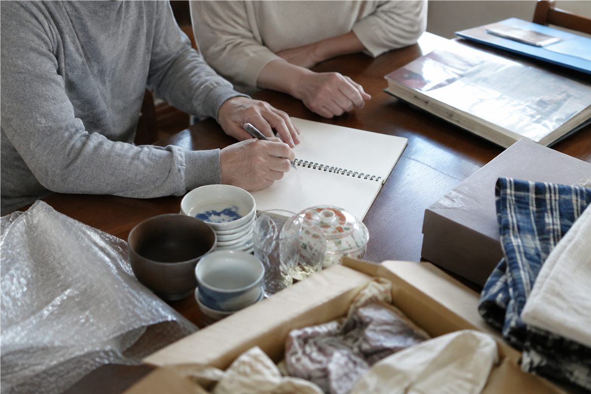 遺品整理ごみの状況と担当を家族で確認する手元