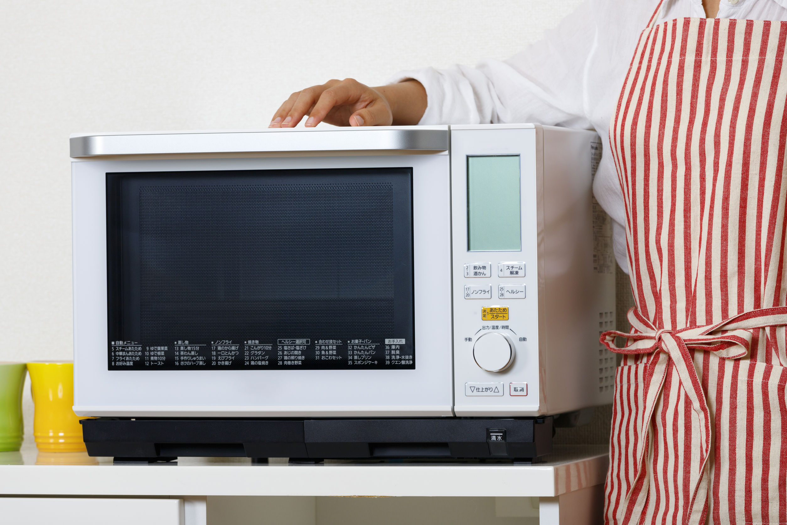 housewife who uses microwave oven 出張買取専門リサイクルショップ リサイクルジャパン